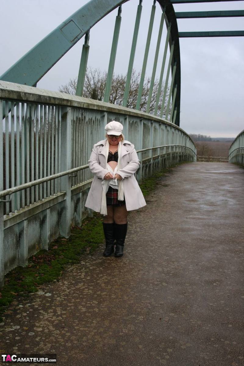 Uk Fatty Lexie Cummings Shows Her Big Ass On An Pedestrian Bridge