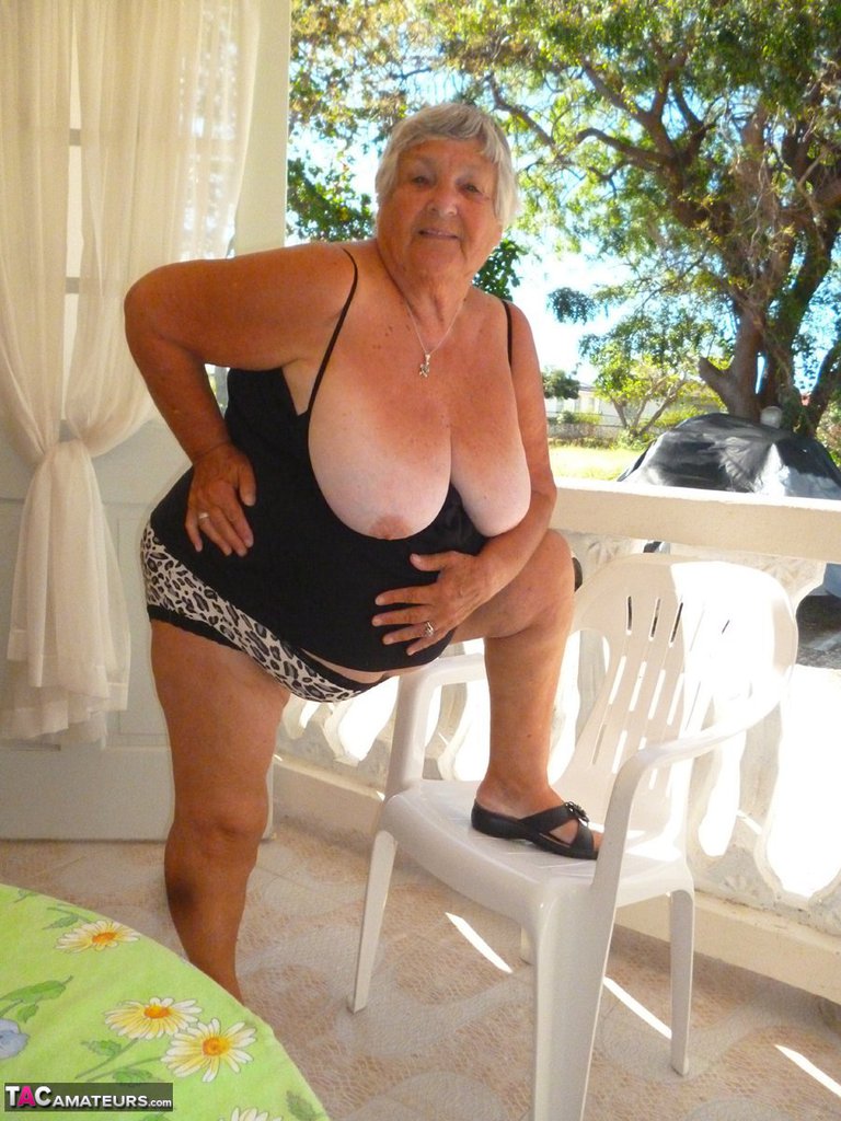 La abuela gorda Libby se desnuda completamente sola en un balcón - NakedPics