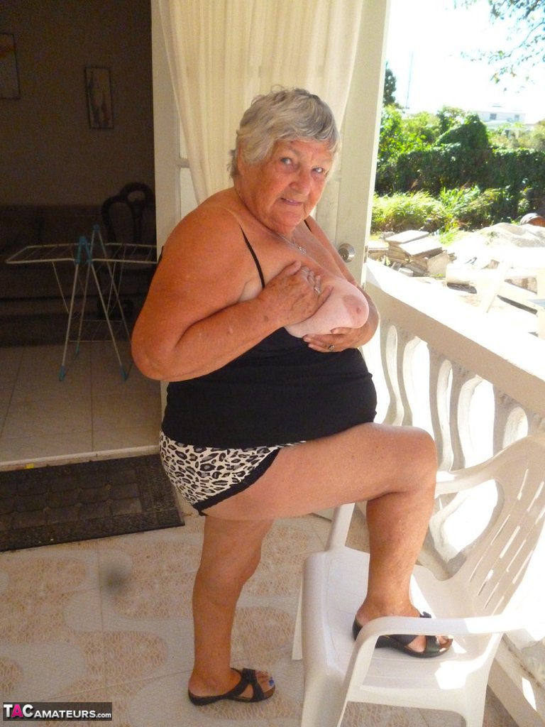 La abuela gorda Libby se desnuda completamente sola en un balcón - NakedPics