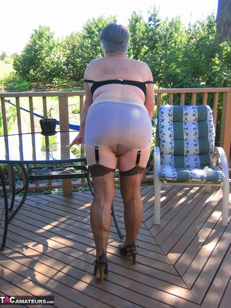 La grand-mère Amateur Girdle Goddess fume avant de se mettre nue en nylons  - NakedPics