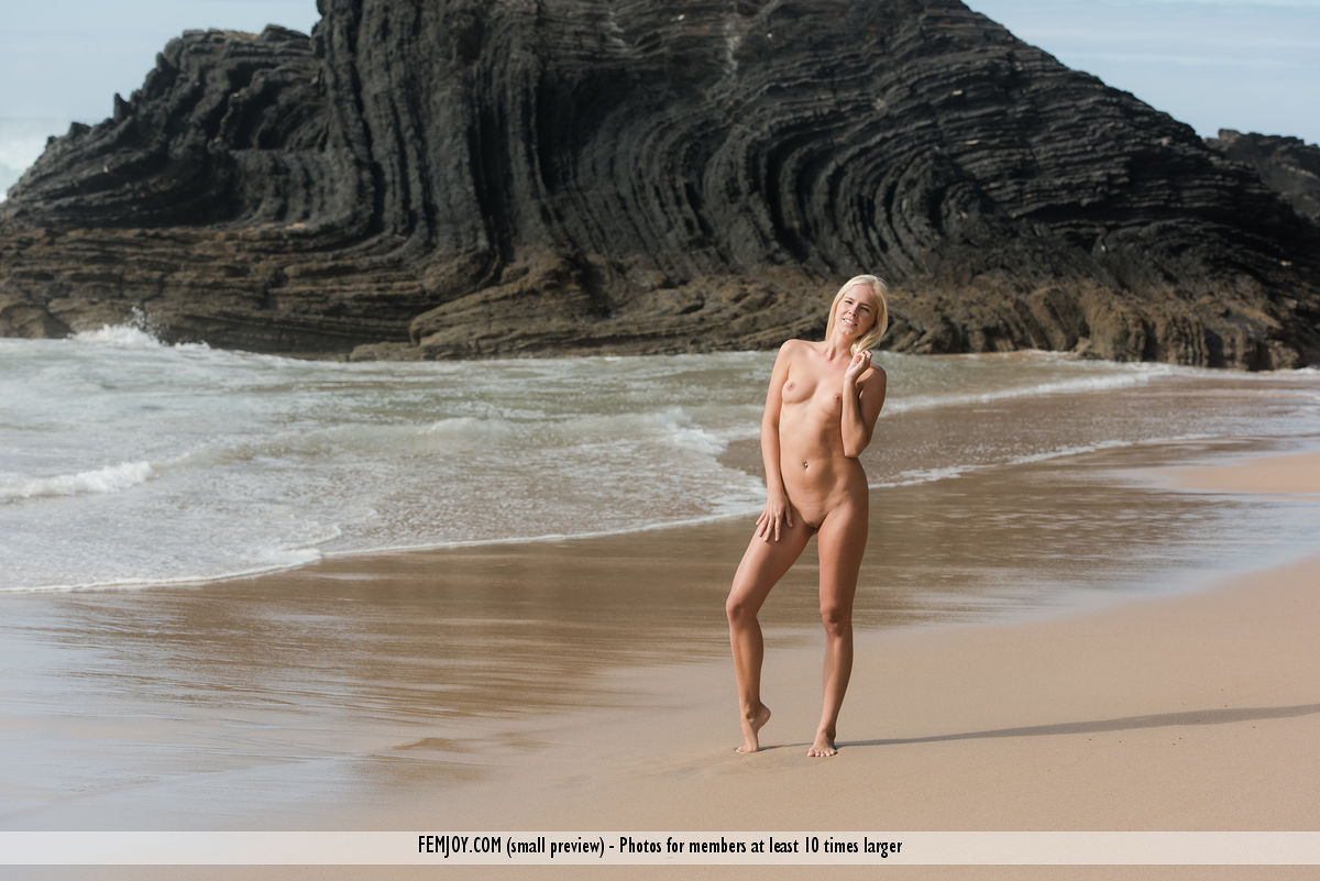 Tracy A pasea desnuda por una playa desierta - NakedPics