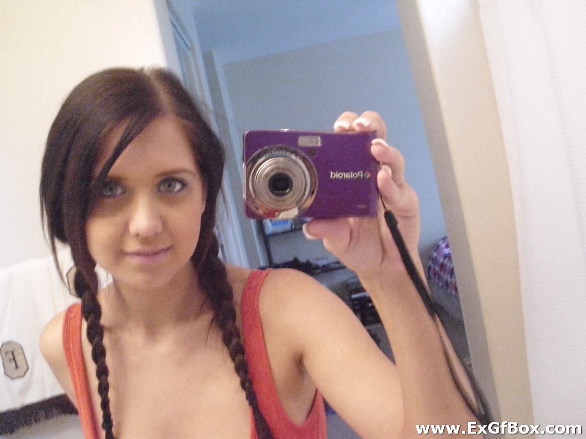 Ex novia tetona juega con su cremoso coño mientras se hace selfies en el  espejo - NakedPics