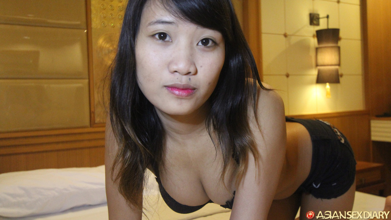 Asian amateur wears cum on face after sex with a foreigner in POV mode -  NakedPics