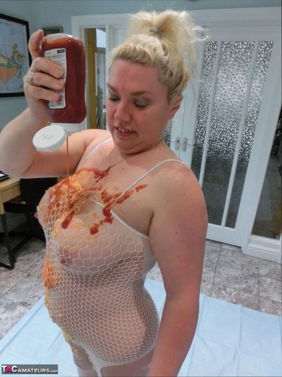 Amateur Bbw Barby Covers Herself In Condiments During Solo Action Nakedpics