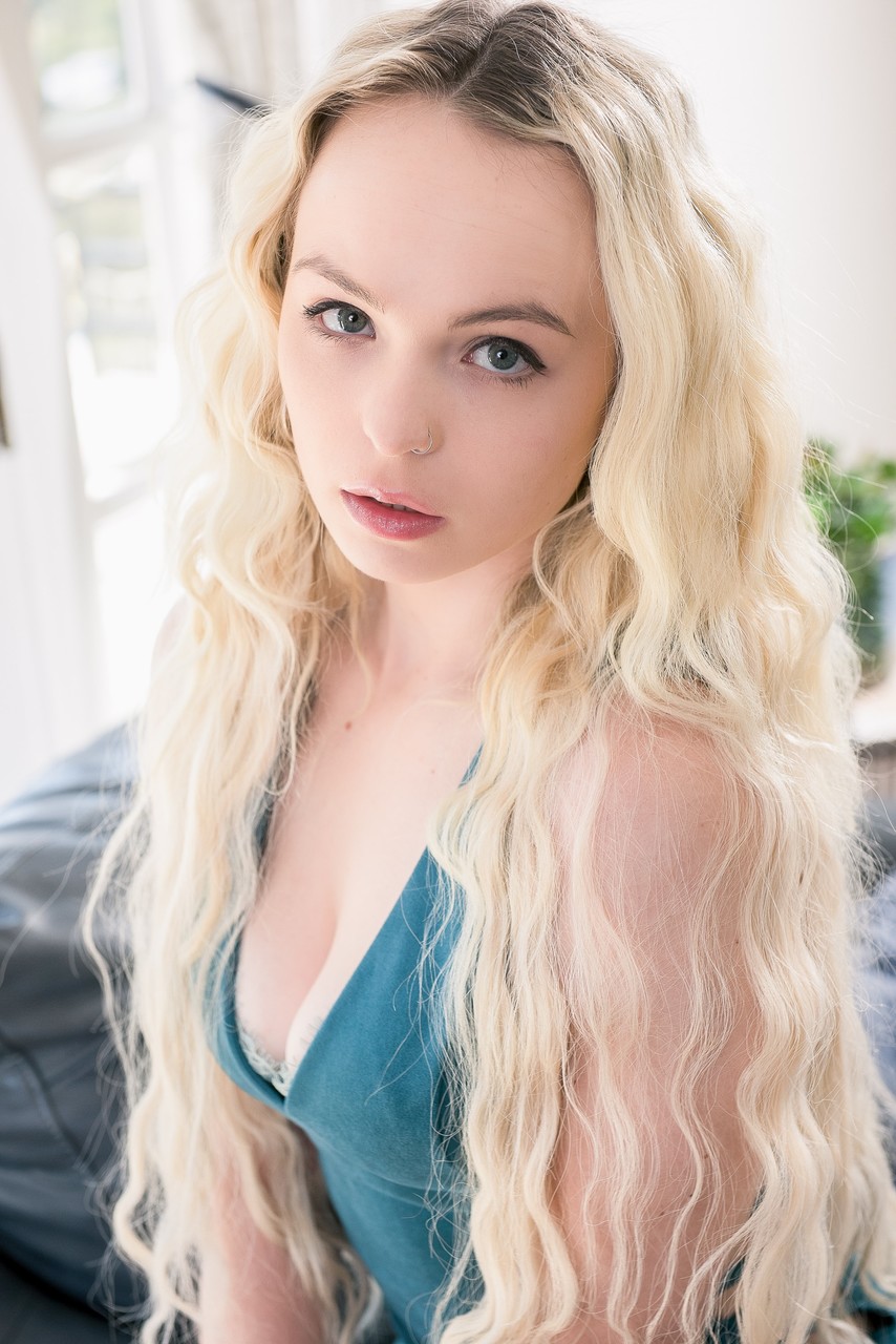 Teen pornstar Lilly Bell plays with her long blonde hair before fucking -  NakedPics