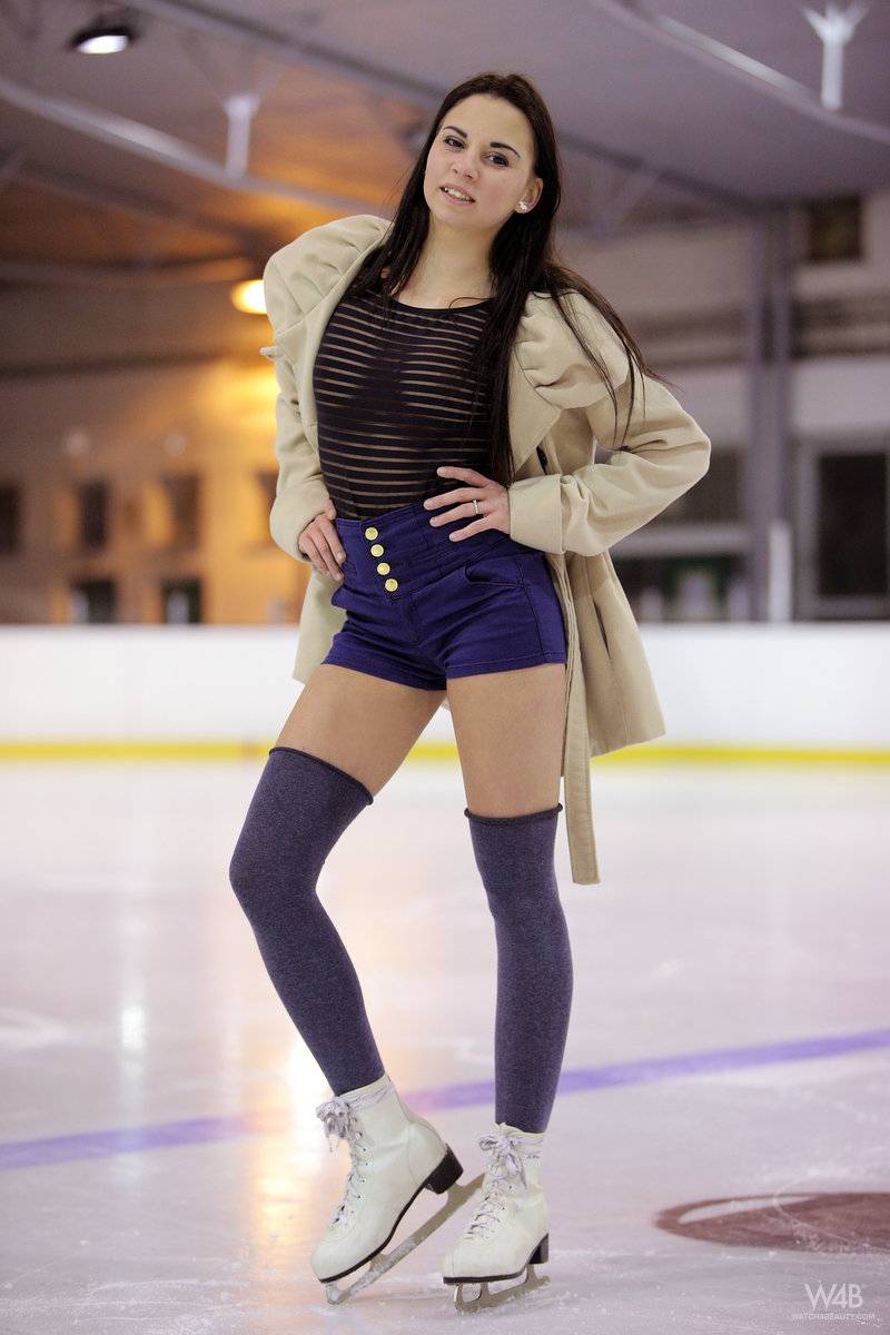 Ice skating Andys toys her teen pussy with a glass dildo at the rink -  NakedPics