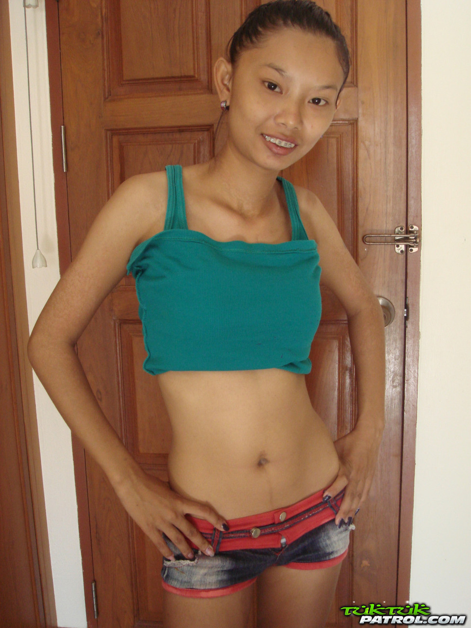 Skinny Thai girl takes off hr clothes in her nude modelling premiere -  NakedPics