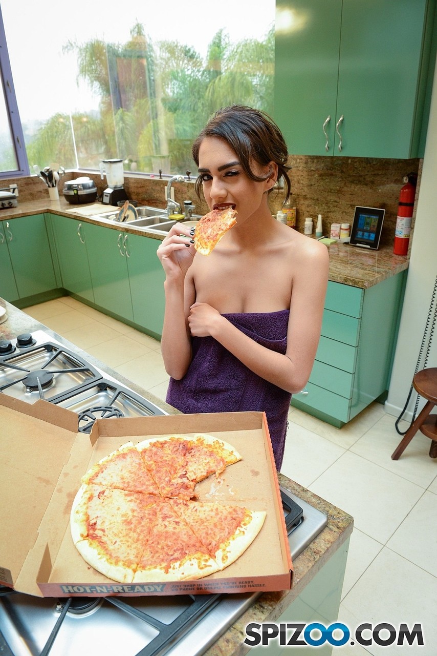 Janice Griffith échange une fellation POV à genoux dans la cuisine contre  une pizza. - NakedPics