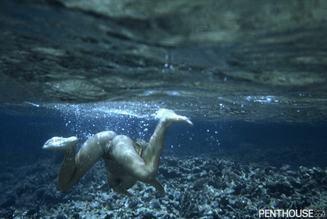 Muriel Rousseau, une jeune femme aux gros seins, se masturbe sur la plage  et se baigne nue. - NakedPics