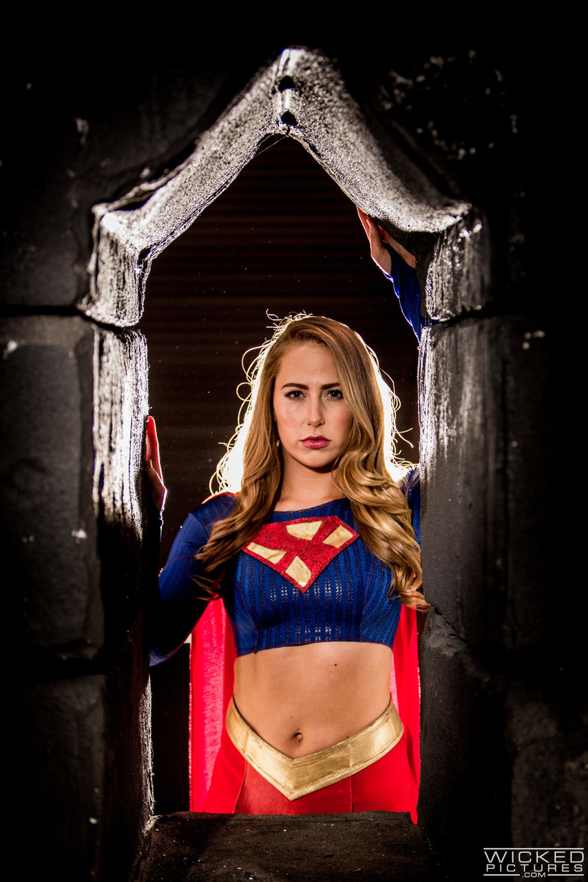 Horny Supergirl Carter Cruise gives a BJ and gets ass fucked by a villain -  NakedPics