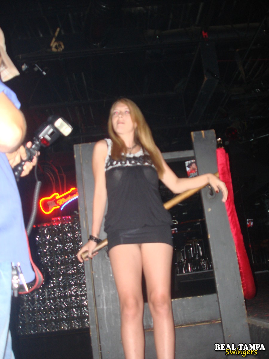 Amateur madura Double Dee y sus amigas cachondas enseñando las tetas en un  club - NakedPics