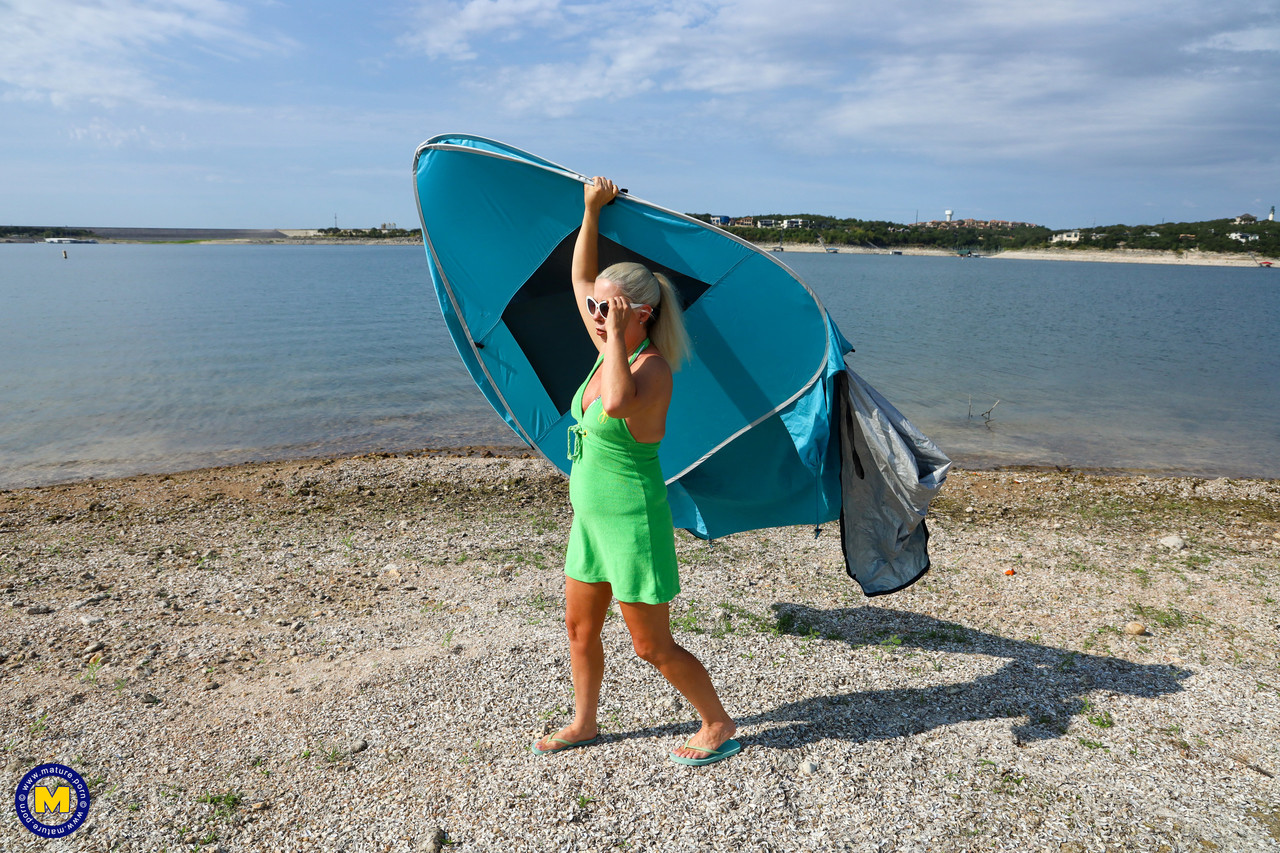 Beth se déshabille sur la plage et se doigte la chatte. - NakedPics