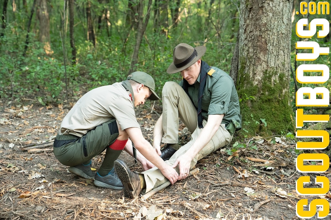 Gay Scoutmaster Wolf tiene doggystyle sexo anal con twink Scout Ian en el  bosque - NakedPics