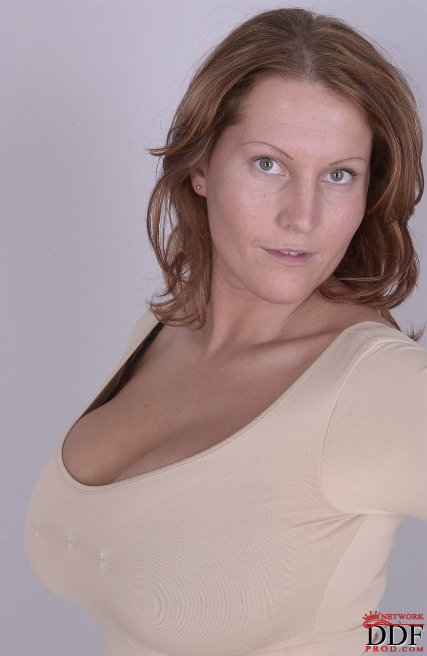 La grande euro-maman Laura Orsolya montre ses seins naturels en se  déshabillant. - NakedPics