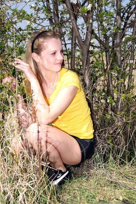 年轻的金发女孩香奈儿结束了在灌木丛中做爱的捉迷藏游戏