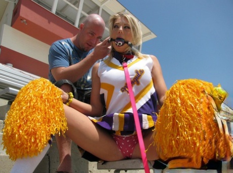 Blonde Cheerleaderin Shawna Lenee wird von Ballknebel befreit, um Schwanz zu saugen