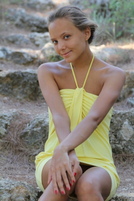 Śliczna nastolatka Mango A w mini sukience rozprzestrzeniająca się na zewnątrz dla zbliżenia łysej cipki