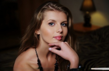 美しいグラマーモデルMargita Lesnaがメッシュストッキングでハゲのアソコを見せる