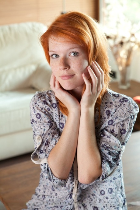 Den fregnete rødhårete Mia Sollis viser frem spenstige tenåringspupper og barbert vagina