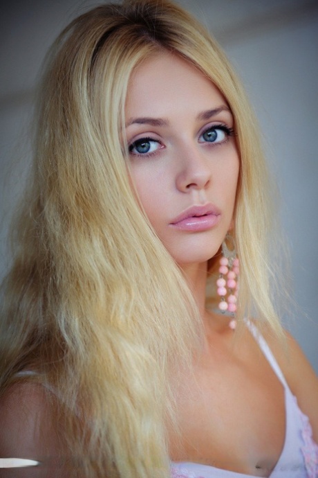 Hete blonde meid Jennifer Mackay toont mooie tieten in witte kousen