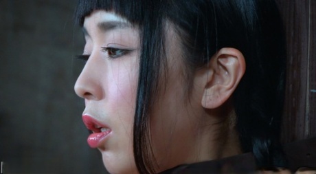 Японская цыпочка Марика Хасе стимулирует свою мокрую киску, будучи скованной
