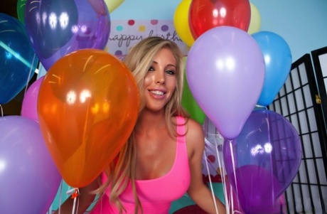 Pornoster Samantha Saint nodigt haar lesbische vrienden uit voor verjaardagsfeestje