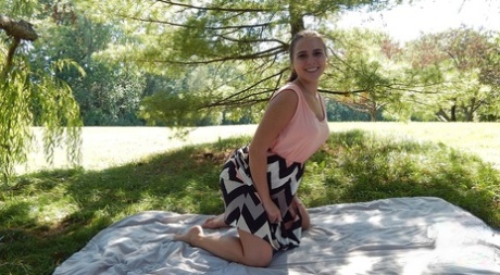 La fille solitaire Kaley Kade remonte sa jupe longue sur ses fesses nues en plein air.