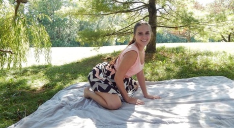 La fille solitaire Kaley Kade remonte sa jupe longue sur ses fesses nues en plein air.