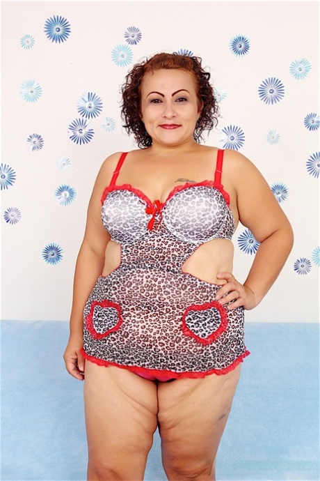 Latina gorda Rosa Diez abandona a sua lingerie antes de fazer um broche