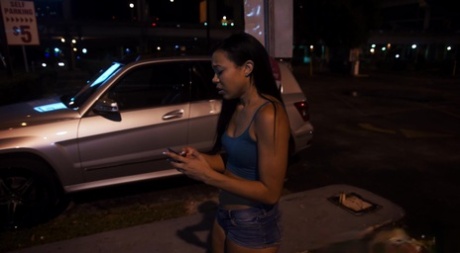 Ebony tiener Adrian Maya wordt gedwongen tot ruwe seks tijdens een hook-up