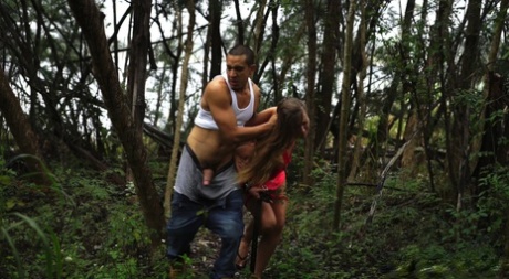 La adolescente Kaylee Banks es obligada a tener sexo en el bosque