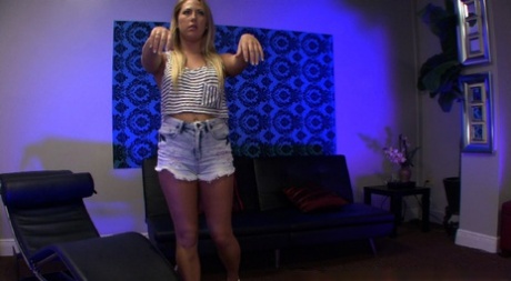 A loira nua Carter Cruise masturba-se até ao orgasmo depois de bater uma punheta