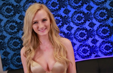 Magere blonde tiener Skyler Green masturbeert voorafgaand aan een POV pijpbeurt