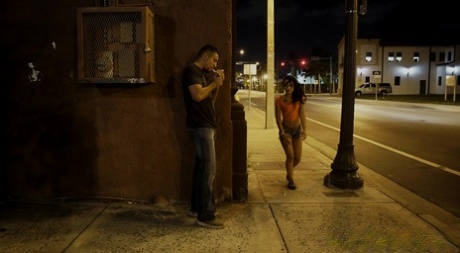 Den lilla latinamerikanska flickan Holly Hendrix plockas upp från gatan för att bli sexslav