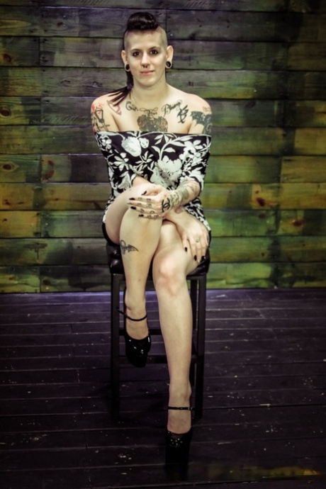 Chica alternativa tatuada es escupida asada por lesbianas strapon en una mazmorra