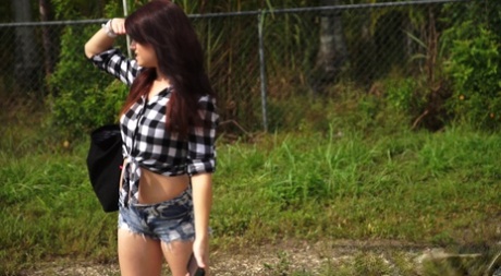 Drobna nastolatka Kaisey Dean jest poddawana zabawom BDSM po złapaniu podwózki