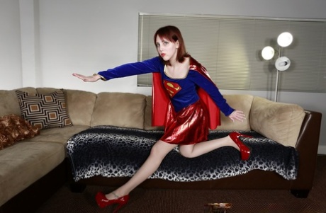 Nickey Huntsman schopt hakken uit voor een footjob in Supergirl-kleding