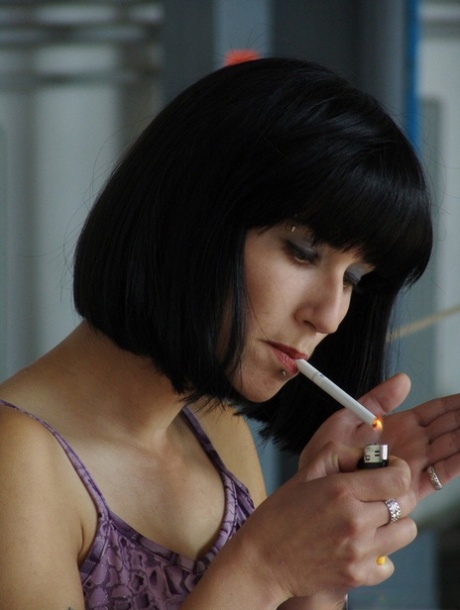 Smärtluderskan Alexa röker en sista cigarett innan hon blir piskad och spöad
