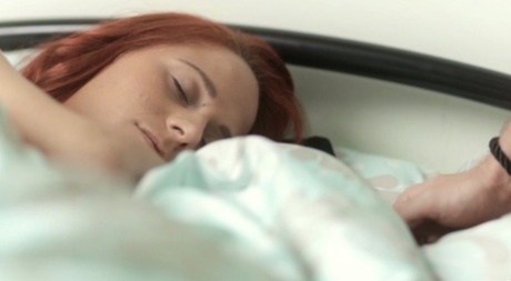 La MILF rousse est tirée de son sommeil pour faire l