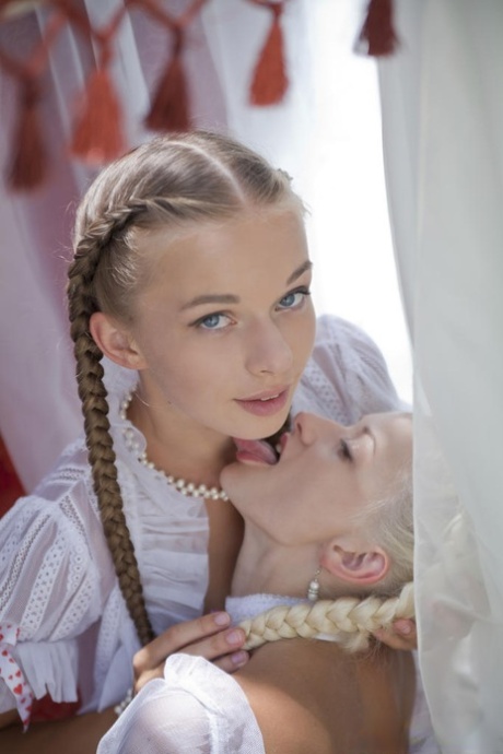 Dünne Teenie-Mädchen Milena D & Nika N in Zöpfen küssen & essen Muschi im Freien