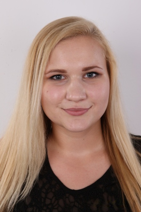 Den buttede blonde teenager Jana viser sin piercede kusse under sin nøgen-debut