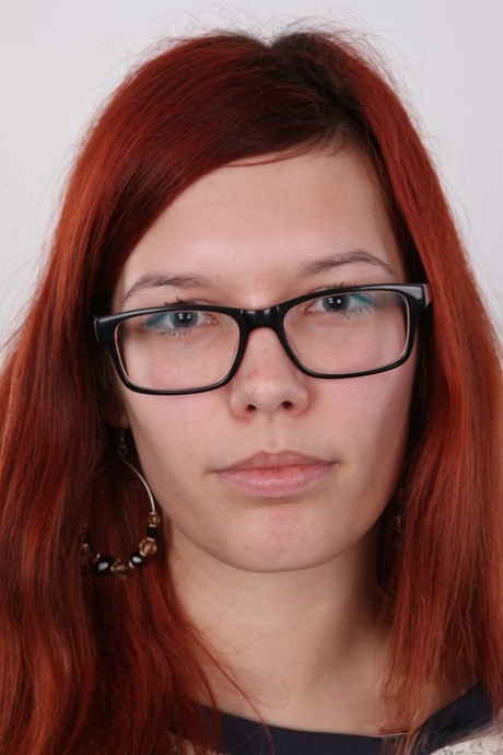 La rousse geek Simona libère son corps dur de ses vêtements pour la première fois.