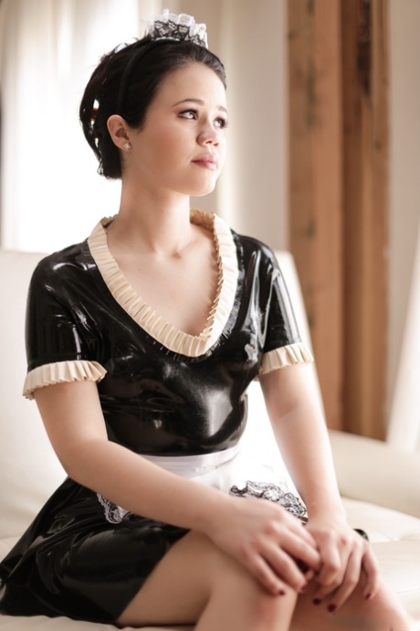 迷人的年轻女仆Yhivi脱下制服，在橱窗里做裸体模特。