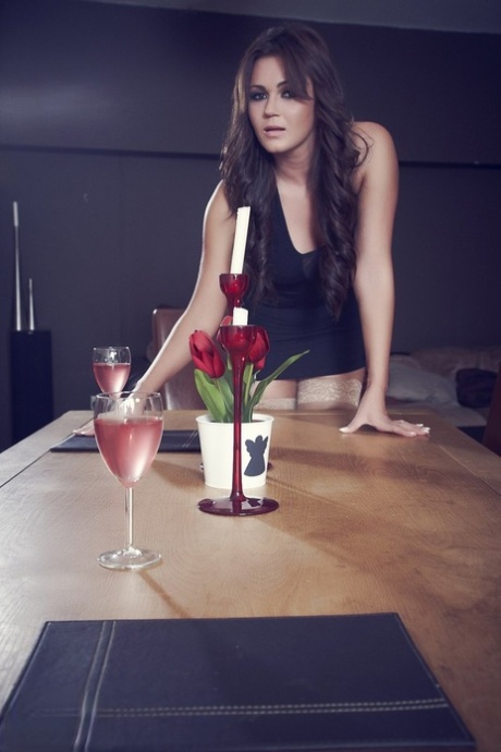 Erotiska slampan Kat Dee poserar på bordet iförd spetstrosor & skira strumpor