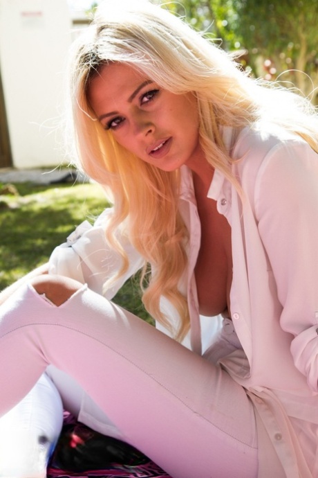 Gorgeous blonde Danielle Sellers doffs ripped pants to pose bare naked outside