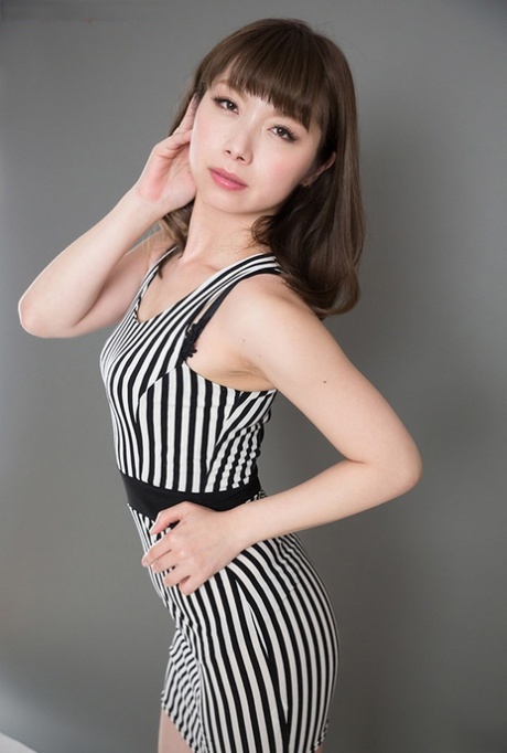 Sød japansk kvinde klæder sig af, før hun onanerer en pik til cumshot-konklusion