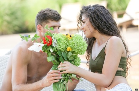 Latina-Mädchen Laurita nimmt vor dem Sex auf Terrassenmöbeln einen Blumenstrauß entgegen