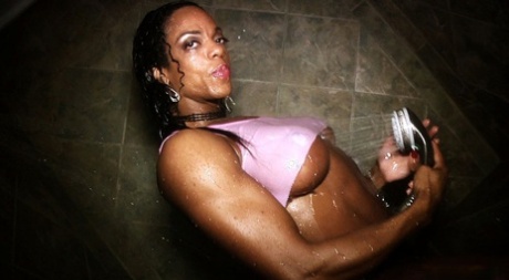La culturista de ébano Alexis Ellis muestra su desgarrado físico mientras se ducha