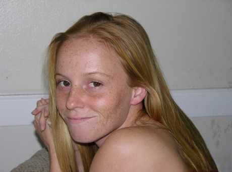 Tenåringsamatøren Alyssa Hart bærer ikke annet enn fregnene i ansiktet.