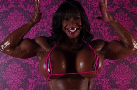 Den svarte kroppsbyggeren Yvette Bova løsner de forstørrede brystene fra bikinien.